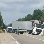 Robecco sul Naviglio, camion fuori strada in via Ugo Foscolo: traffico rallentato ma nessun ferito