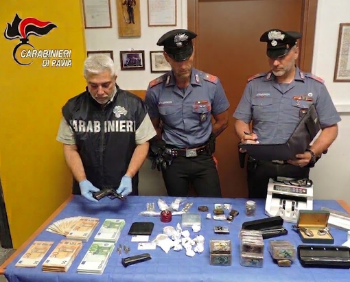Vigevano, i Carabinieri arrestano 3 persone: sequestrati oltre 2 chili di hashish, armi, contanti e documenti falsi.