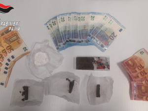 Landriano: due giovani trovati in auto con droga e contanti, arrestati