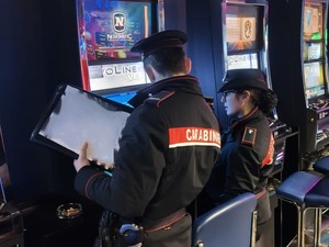 Controlli dei carabinieri sul territorio provinciale per la prevenzione del gioco d'azzardo: chiusi tre esercizi, scattano sanzioni per 150mila euro