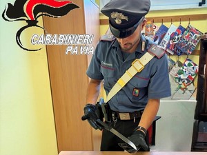 Belgioioso, alt dei Carabinieri al conducente agitato: nell'abitacolo una mazza da baseball ed un coltello
