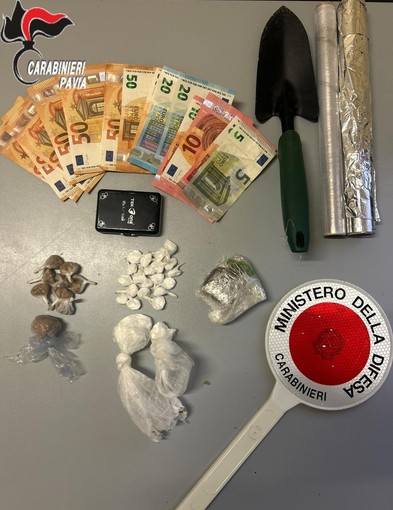 Casei Gerola, si nascondono nei sedili dell'auto alla vista dei Carabinieri: trovati oltre 70 grammi di droga Casei Gerola, si nascondono nei sedili dell'auto alla vista dei Carabinieri: trovati oltre 70 grammi di droga