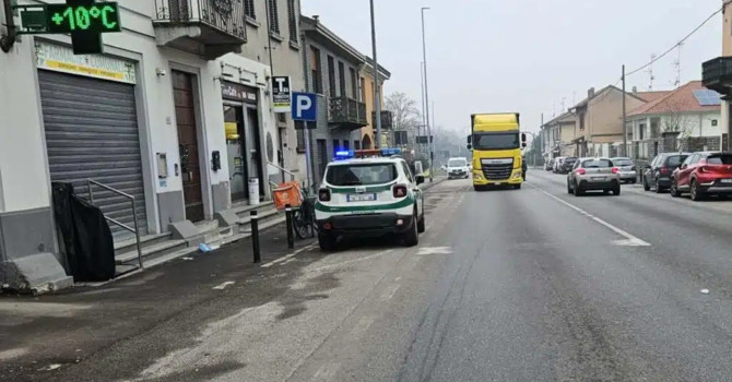 Magenta, autotreno bloccato sulla statale 11 a Pontenuovo: traffico in tilt