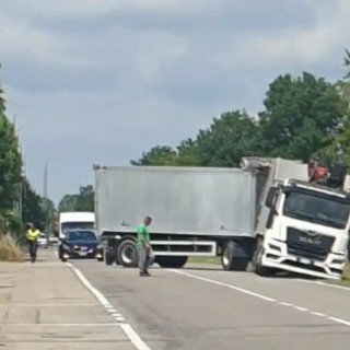 Robecco sul Naviglio, camion fuori strada in via Ugo Foscolo: traffico rallentato ma nessun ferito