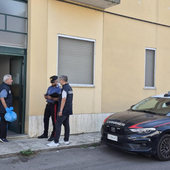 Robbio, aggredisce un 43enne e si nasconde sul balcone del vicino: fermato dai Carabinieri