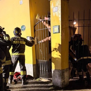 Abbiategrasso, resta infilzato sulla recinzione e finisce a testa in giù: salvato dai soccorritori Abbiategrasso, resta infilzato sulla recinzione e finisce a testa in giù: salvato dai soccorritori
