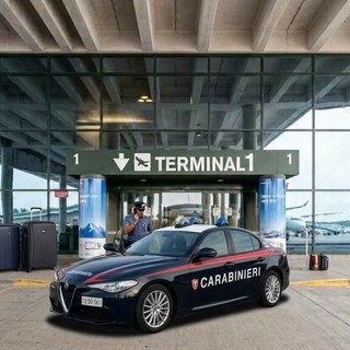 Mortara: gravato di un provvedimento di espulsione, rompe il vetro dell'auto dei Carabinieri durante il viaggio a Malpensa. Rimpatriato un 34enne