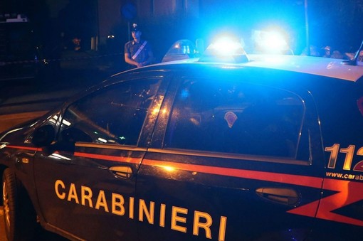 Tromello, infastidito dalla musica alta minaccia con un fucile dal balcone. Nei guai un 49enne
