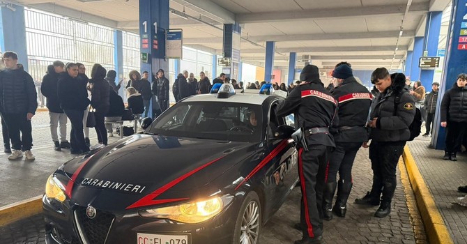 Pavia, controlli dei carabinieri con il metal detector all'autostazione