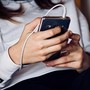 Smartphone vietati anche alle scuole superiori: scatta il divieto del Ministero