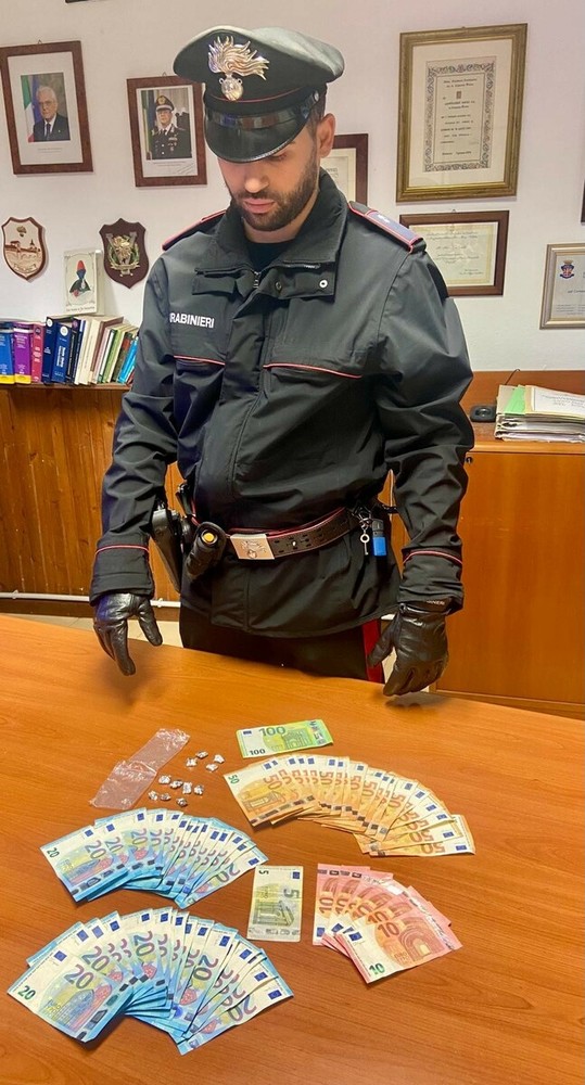 Casorate Primo: giovane 21enne trovato in auto con droga e contanti, denunciato dai carabinieri Casorate Primo: giovane 21enne trovato in auto con droga e contanti, denunciato dai carabinieri