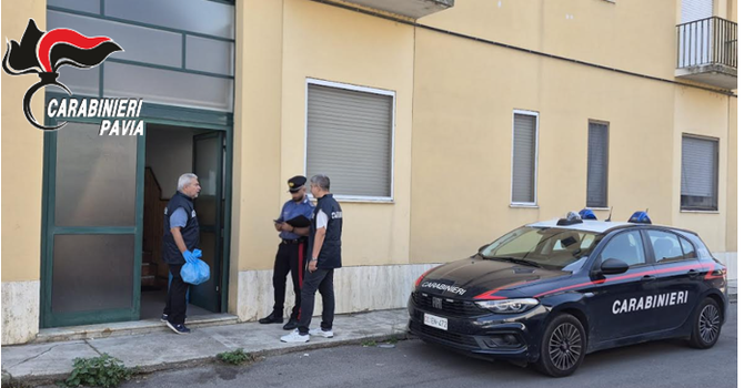 Robbio, aggredisce un 43enne e si nasconde sul balcone del vicino: fermato dai Carabinieri