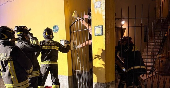 Abbiategrasso, resta infilzato sulla recinzione e finisce a testa in giù: salvato dai soccorritori Abbiategrasso, resta infilzato sulla recinzione e finisce a testa in giù: salvato dai soccorritori