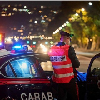 Trecate, sradicano la cassaforte del supermercato ma vengono fermati dalla vigilanza