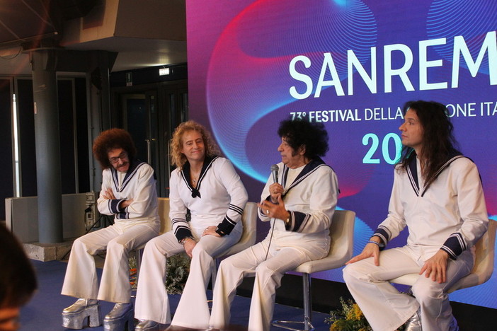 Sanremo 2023, I Cugini di Campagna tra presente e passato cantano “Anima Mia” in sala stampa (Video)