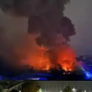 Incendio devasta ditta di riciclo rifiuti a Corsico