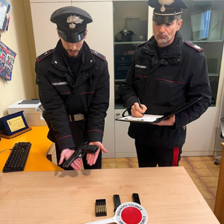 Gambolò, sorpreso con una paletta segnaletica nella propria auto senza motivi giustificati: i carabinieri denunciano un 25enne