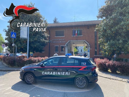 Casorate Primo, danneggia la struttura esterna all’ospedale Carlo Mira poi minaccia ed offende gli operatori militari e sanitari. Denunciato dai Carabinieri