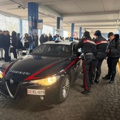 Pavia, controlli dei carabinieri con il metal detector all'autostazione Pavia, controlli dei carabinieri con il metal detector all'autostazione
