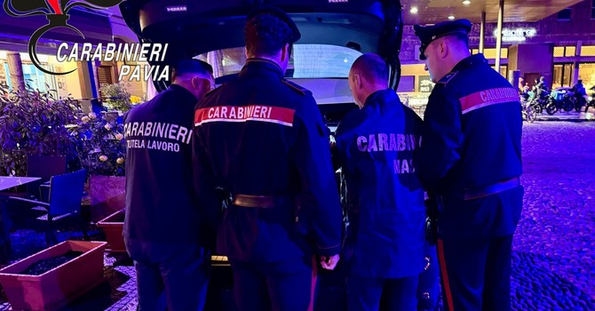 Pavia, controlli dei carabinieri in centro: sanzionati tre esercizi commerciali