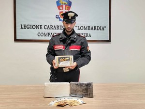 Casei Gerola: folle fuga dai Carabinieri finisce fuori strada. Sequestrati 3 chili di cocaina, un arresto.