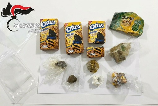Il "dolce" inganno della droga. Oltre 300 grammi di hashish in dei pacchi di biscotti, più due consumatori fermati tra Siziano e Bornasco. Il "dolce" inganno della droga. Oltre 300 grammi di hashish in dei pacchi di biscotti, più due consumatori fermati tra Siziano e Bornasco.