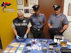 Vigevano, i Carabinieri arrestano 3 persone: sequestrati oltre 2 chili di hashish, armi, contanti e documenti falsi.