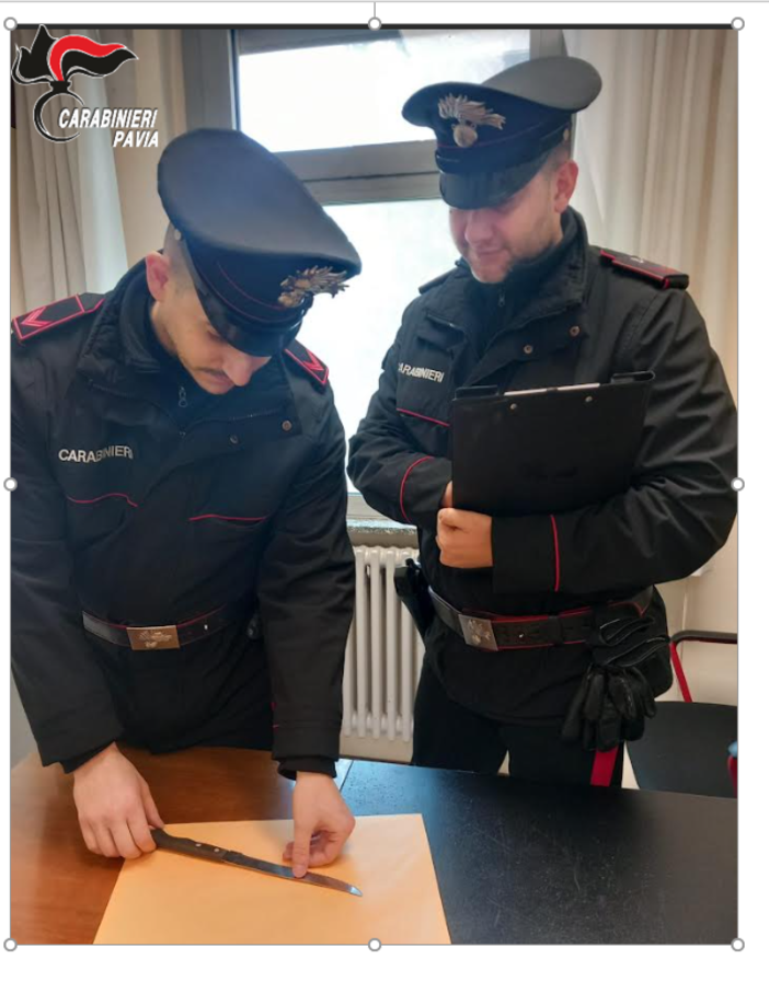 Mortara, scende dal treno con un coltello lungo oltre 30 centimetri: 40enne denunciato dai carabinieri Mortara, scende dal treno con un coltello lungo oltre 30 centimetri: 40enne denunciato dai carabinieri