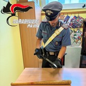 Belgioioso, alt dei Carabinieri al conducente agitato: nell'abitacolo una mazza da baseball ed un coltello