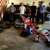 Pieve del Cairo, i carabinieri recuperano tre moto da enduro rubate a Ottobiano: erano nascoste nell'intercapedine di un furgone