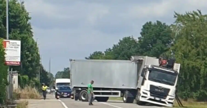 Robecco sul Naviglio, camion fuori strada in via Ugo Foscolo: traffico rallentato ma nessun ferito