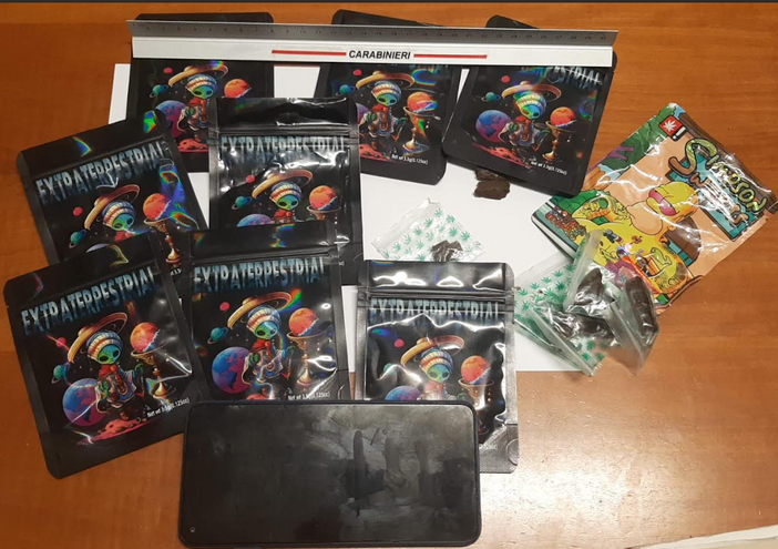 Vigevano, nascondeva l'hashish tra le bustine delle figurine: denunciato un 19enne