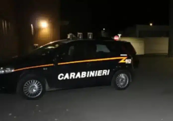 Abbiategrasso, blitz dei carabinieri in una casa: trovati contanti, stupefacenti e una mannaia