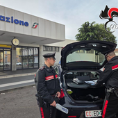 Vigevano, controlli con il metal detector in stazione: i carabinieri denunciano un 30enne per detenzione ai fini di spaccio