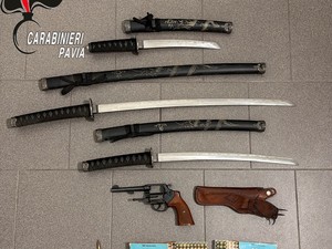 Pavia, i Carabinieri intervengono per lite tra vicini. Un denunciato per possesso illegale di armi