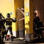 Abbiategrasso, resta infilzato sulla recinzione e finisce a testa in giù: salvato dai soccorritori