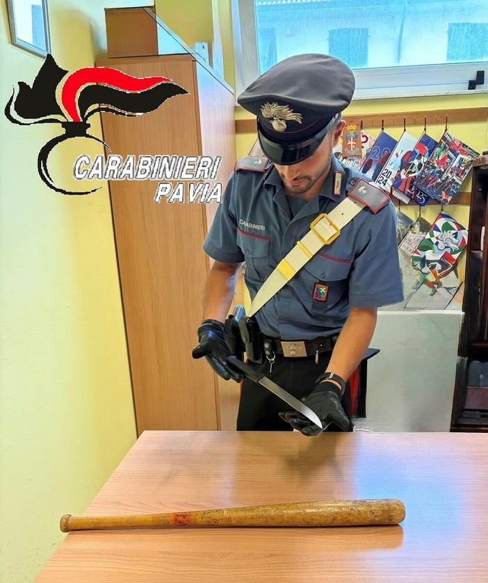 Belgioioso, alt dei Carabinieri al conducente agitato: nell'abitacolo una mazza da baseball ed un coltello