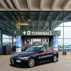 Mortara: gravato di un provvedimento di espulsione, rompe il vetro dell'auto dei Carabinieri durante il viaggio a Malpensa. Rimpatriato un 34enne Mortara: gravato di un provvedimento di espulsione, rompe il vetro dell'auto dei Carabinieri durante il viaggio a Malpensa. Rimpatriato un 34enne
