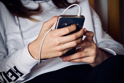 Smartphone vietati anche alle scuole superiori: scatta il divieto del Ministero