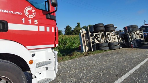 Vidigulfo: camion di ghiaia si ribalta sulla provinciale 2, ferito un 53enne