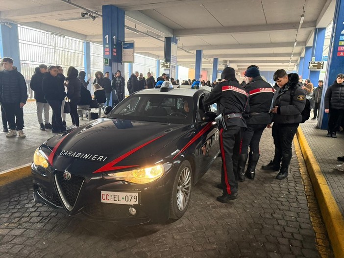 Pavia, controlli dei carabinieri con il metal detector all'autostazione Pavia, controlli dei carabinieri con il metal detector all'autostazione