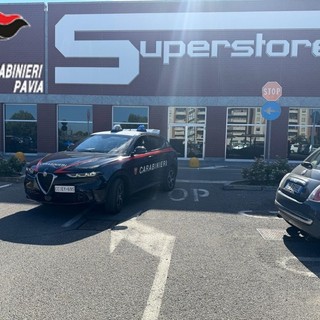 Voghera, si introduce nella notte all'Esselunga per rubare un liquore: incastrato dalle telecamere e fermato nel parcheggio