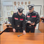 Vigevano, si presenta a scuola con una mazzetta da muratore: studente minorenne denunciato dai Carabinieri
