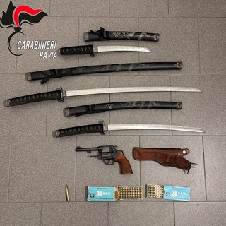 Pavia, i Carabinieri intervengono per lite tra vicini. Un denunciato per possesso illegale di armi