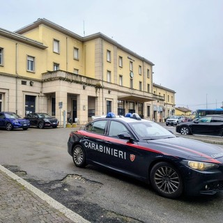 Mortara, ruba la borsa da un'auto e preleva dalle carte di credito. 20enne arrestato di carabinieri
