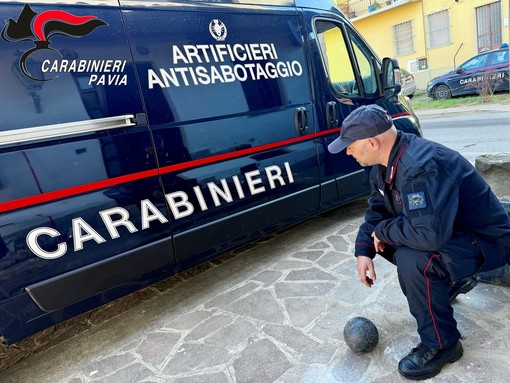 Belgioioso: contatta il 112 per la presenza di un presunto ordigno bellico nel giardino, ma in realtà è una palla di cannone in ferro del XVIII secolo