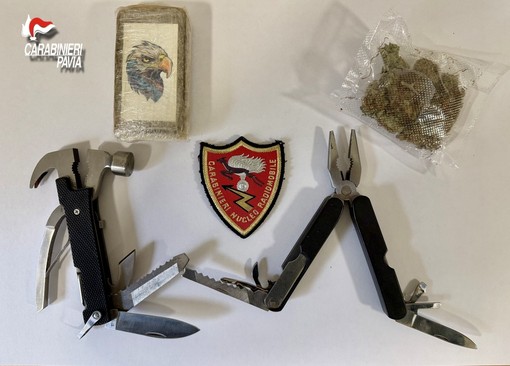 Pavia: due denunce per porto abusivo di armi, recuperato anche circa 1 etto di hashish Pavia: due denunce per porto abusivo di armi, recuperato anche circa 1 etto di hashish