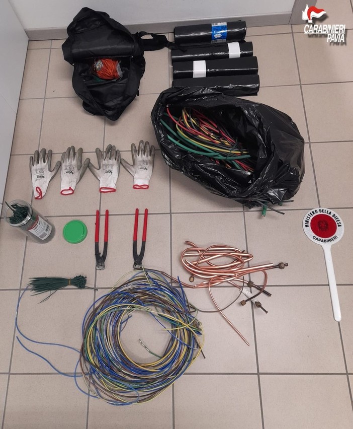 Siziano, sopresi dai Carabinieri mentre rubano rame. Due arresti