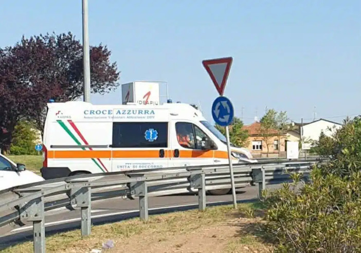 Magenta: incidente alla rotonda Tazio Nuvolari sulla SS11, ragazza in ospedale