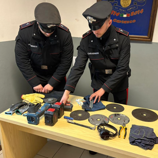 Gropello Cairoli: tentano il furto al self service del distributore di benzina con un flessibile, fuggono a piedi ma vengono fermati dai carabinieri